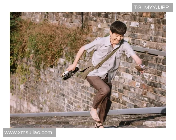 《足球场上的王者之路：从默默无闻到全球瞩目的传奇球星》