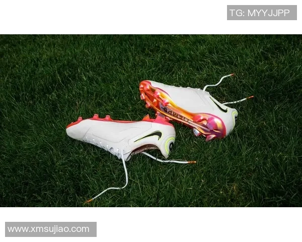 球星经典回归老款足球鞋重现场，重温传奇球场时光