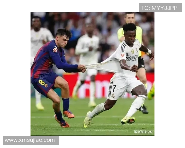 足球明星赛后情绪失控怒冲观众席引发现场混乱警卫紧急维持秩序